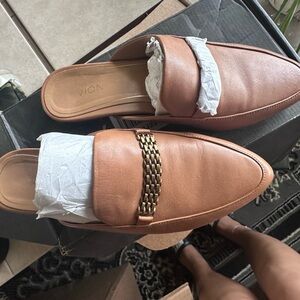 Vionic Women's Tan Loafers with Gold Chain